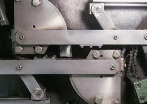 伝統技術を箔押し機に託した企業